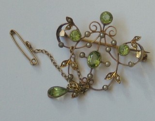 An attractive peridot and pearl set brooch/pendant