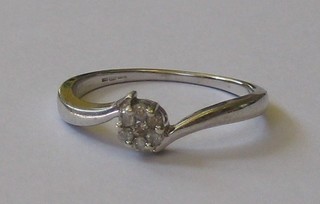 A lady's 18ct white gold cluster ring set diamonds