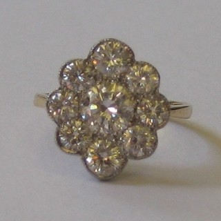 A lady's 18ct yellow gold cluster ring set 9 diamonds (approx 2.20ct)