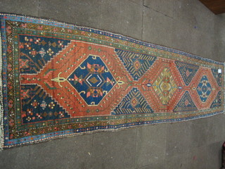 A   Caucasian  runner  with  3  diamonds  to  the   centre   within multi-row borders 126" x 31"