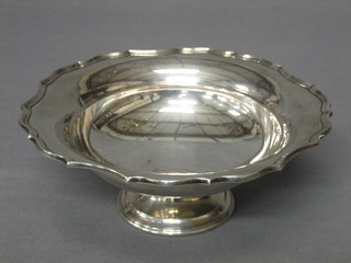 A   circular  silver  pedestal  bowl,  Birmingham  1937   10   ozs