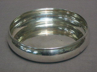 A circular silver dish 5", 4 ozs (marks rubbed)