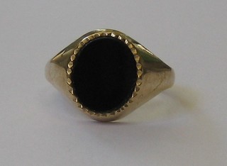 A 9ct gold signet ring set quartz