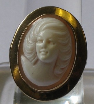 A lady's 9ct gold dress ring set a shell carved cameo portrait of a lady