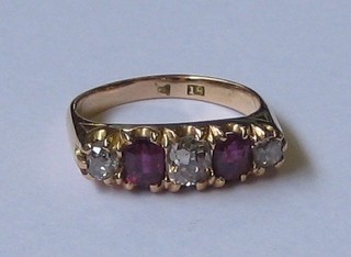 A  lady's  18ct  gold  dress  ring set  2  garnets  supported  by  3 diamonds
