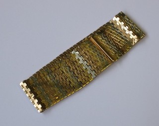 An 18ct 2 colour gold bracelet