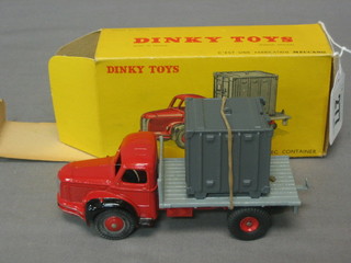 A Dinky Toy B34  Plateau Berliet avec container, boxed