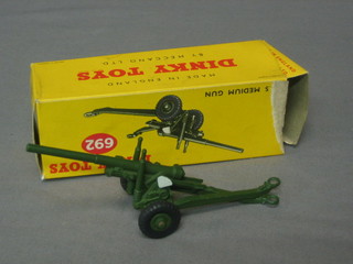 A  Dinky  Toy 692 5.5 medium field gun, boxed  (slight  tear  to box)