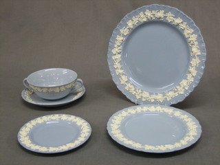 A   28   piece   Wedgwood   blue   Queensware   dinner   service comprising  5  10"  dinner plates, 6 8" side plates, 6  6  1/2"  tea  plates, 6 soup saucers, 5 twin handled soup bowls 