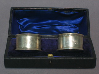 A pair of plain silver napkin rings, cased