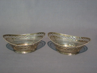 A  pair  of Continental oval pierced silver boat  shaped  bon  bon dishes, 3 ozs