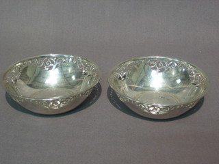 A pair of circular pierced silver bon bon dishes, Sheffield 1911 4 ozs