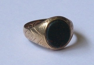 A 9ct gold dress ring set an oval bloodstone