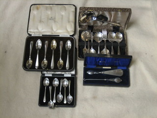 A silver handled button hook and a silver handled shoe horn, 6 silver plated teaspoons, 6 silver plated pudding spoons and forks and a set of 6 silver plated grapefruit spoons, all cased