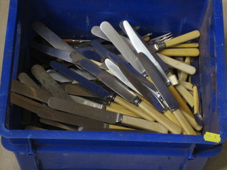 A quantity of table knives