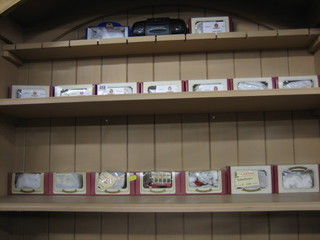 16 various Oxford die cast models and a miniature radio