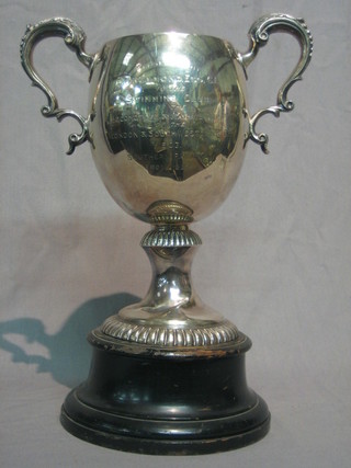 An Edwardian silver twin handled trophy cup, London 1901 31 ozs