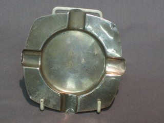 A circular silver ashtray Birmingham 1932, 4"