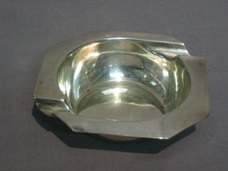 An Art Deco silver ashtray, Birmingham 1937 2 ozs