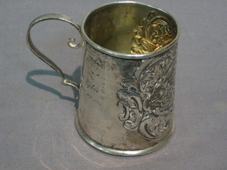 An Edwardian embossed silver christening tankard Birmingham 1900 2 ozs