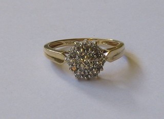 A lady's 18ct gold cluster ring set numerous diamonds