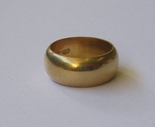 An 18ct gold wedding band