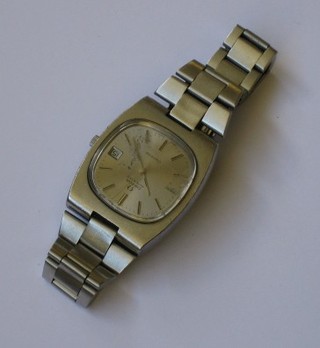 A gentleman's Omega automatic wristwatch contained in a stainless steel case