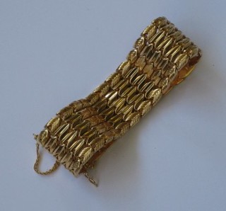 An 18ct gold bracelet