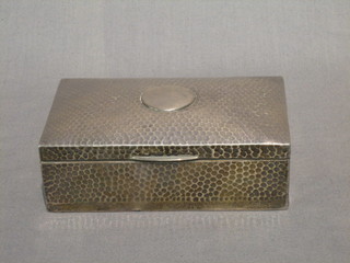 An Edwardian planished silver cigarette box with hinged lid Birmingham 1908, 5"