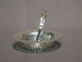 A pierced silver boat shaped dish with swing handle, Birmingham 1911, 1 oz