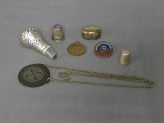 An embossed silver walking stick handle, 2 thimbles, a pendant and etc (7)