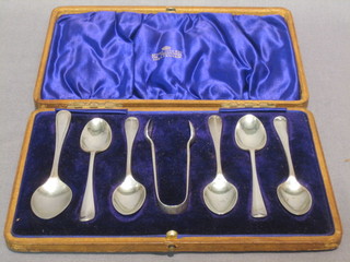 5 Edwardian silver rat tail coffee spoons London 1905, together with matching sugar tongs and 1 other silver spoon, 2 ozs, cased