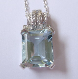 A rectangular aquamarine pendant surmounted by diamonds (approx 3 ct)