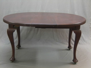 An Edwardian mahogany oval extending dining table with 1 extra leaf raised on cabriole supports 55"