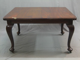 An Edwardian mahogany extending dining table with 2 extra leaves raised on cabriole supports 49"