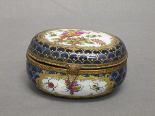 A 19th Century oval Samsons porcelain trinket box and cover with hinged lid, the base with Worcester mark 3"