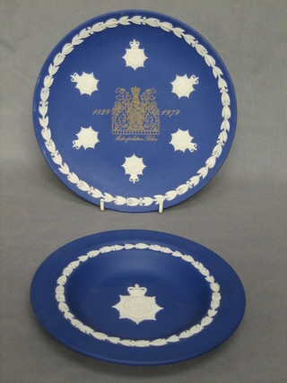 A Wedgwood blue jasperware plate decorated a Metropolitan Police helmet plate 7" and a ditto plate to commemorate the Centenary of the Metropolitan Police 8"