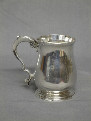 A George II plain silver baluster shaped tankard with C scroll handle, London 1740, 8 ozs (very slight dent to base)