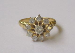 A lady's 18ct gold cluster ring set 10 diamonds