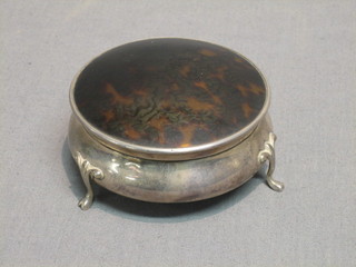 A circular silver dressing table jar raised on 3 hoof feet with hinged tortoiseshell lid, Birmingham 1923 3 ozs