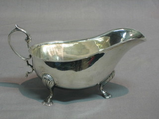 An Edwardian Georgian style silver sauce boat with C scroll handle raised on cabriole supports Sheffield 1904, 7 ozs