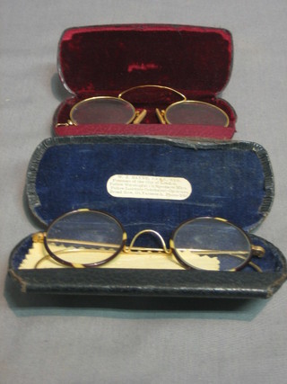 2 pairs of spectacles