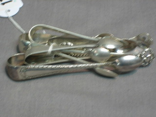 A set of 6 silver Art Nouveau teaspoons with matching tongs, London 1902 by the Goldsmiths & Silversmiths Co. 4 ozs