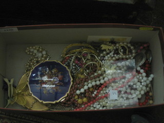 2 silver teaspoons, 2 compacts and a collection of costume jewellery