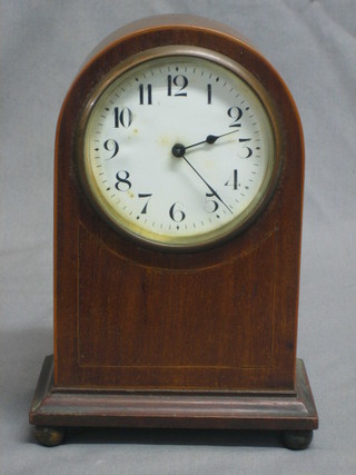 An Edwardian French 8 day mantel clock with enamelled dial and Arabic numerals contained in an arch shaped inlaid mahogany case