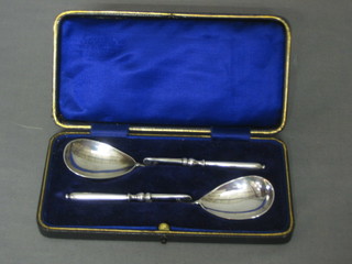 A pair of silver jam spoons, Chester 1913, 2 ozs, cased