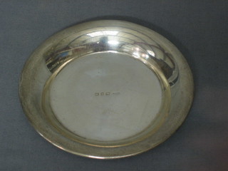 A circular silver dish (marks rubbed) 5"