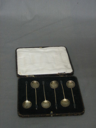 A set of 6 silver bean end coffee spoons, Sheffield 1927, cased
