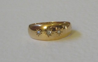 An 18ct gold gypsy ring set 3 diamonds
