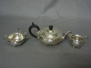 A circular silver 3 piece Bachelor's tea service comprising teapot, twin handled sugar bowl and cream jug, Sheffield 1911 14 ozs